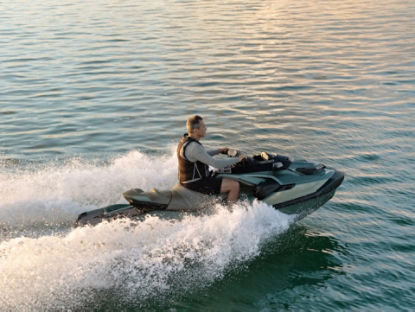 Homme naviguant sur une motomarine Sea-Doo en eau calme