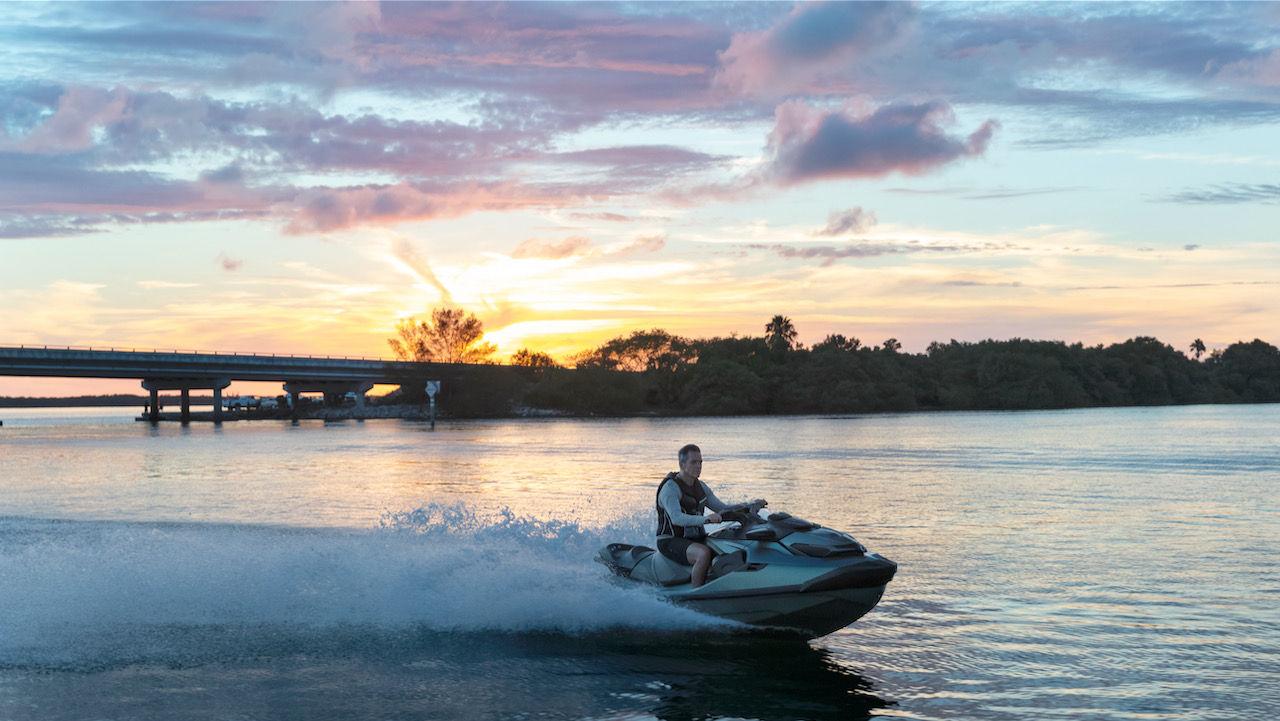 Un couple conduisant une motomarine sur l'eau