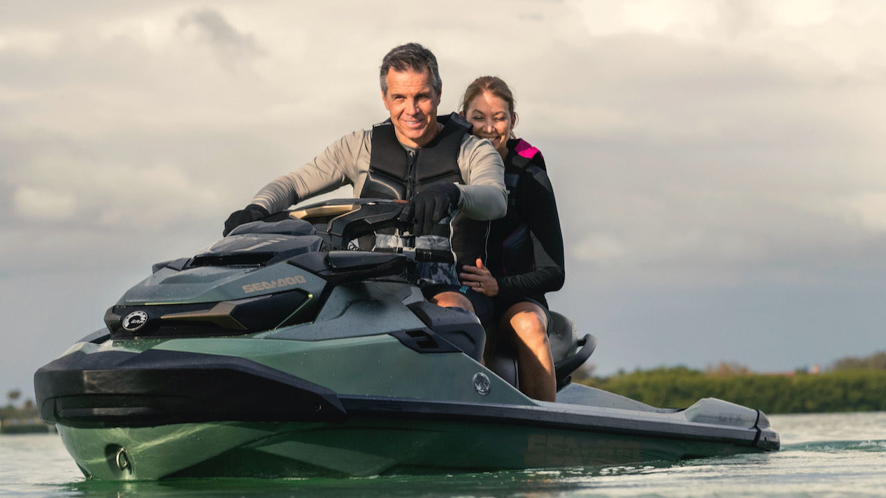 Des amis sur l'eau avec des véhicules nautiques personnels profitant de la vue.