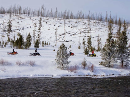 groupe de pilotes de Ski-Doo sur une rivière