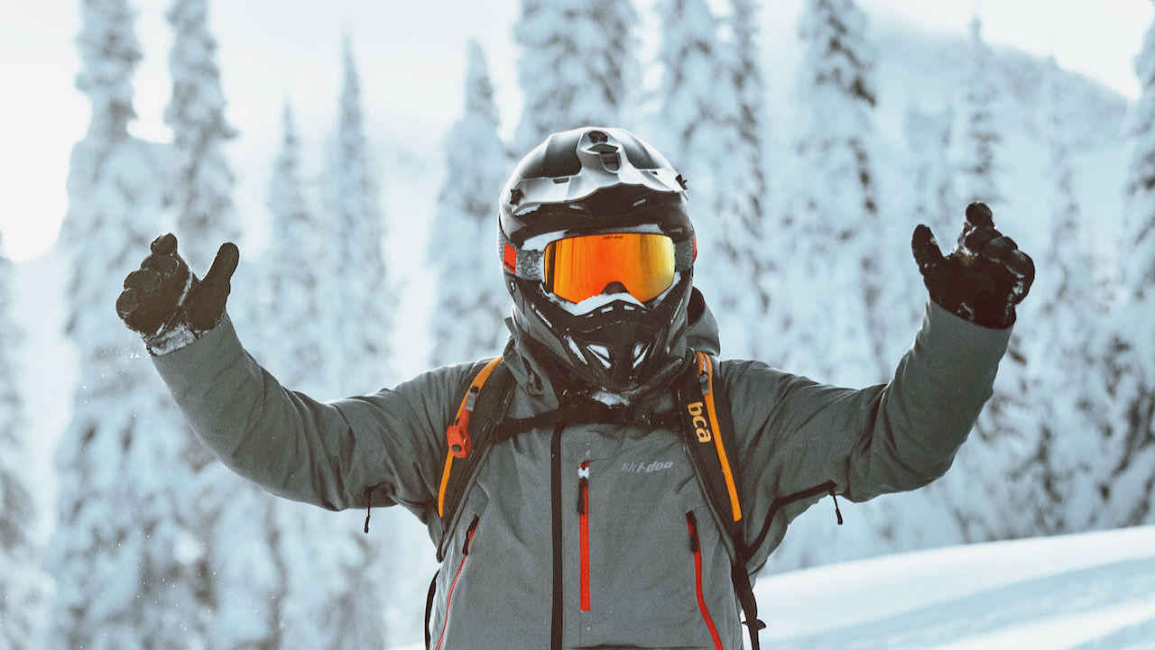 couple sur un Ski-Doo