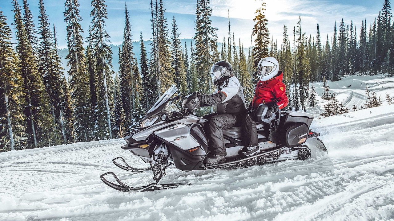 couple sur un Ski-Doo