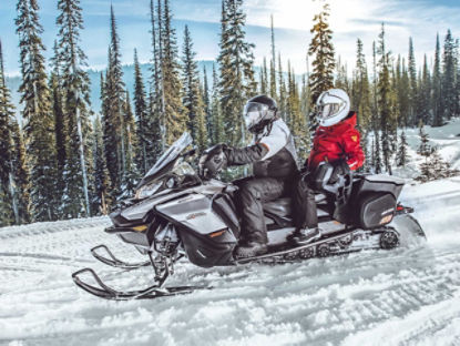 couple sur un Ski-Doo