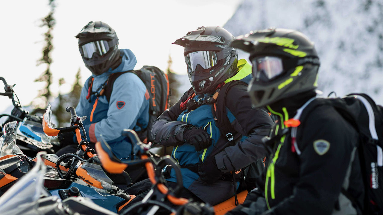 grand groupe de pilotes de ski-doo