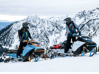 deux pilotes de ski-doo dans les montagnes
