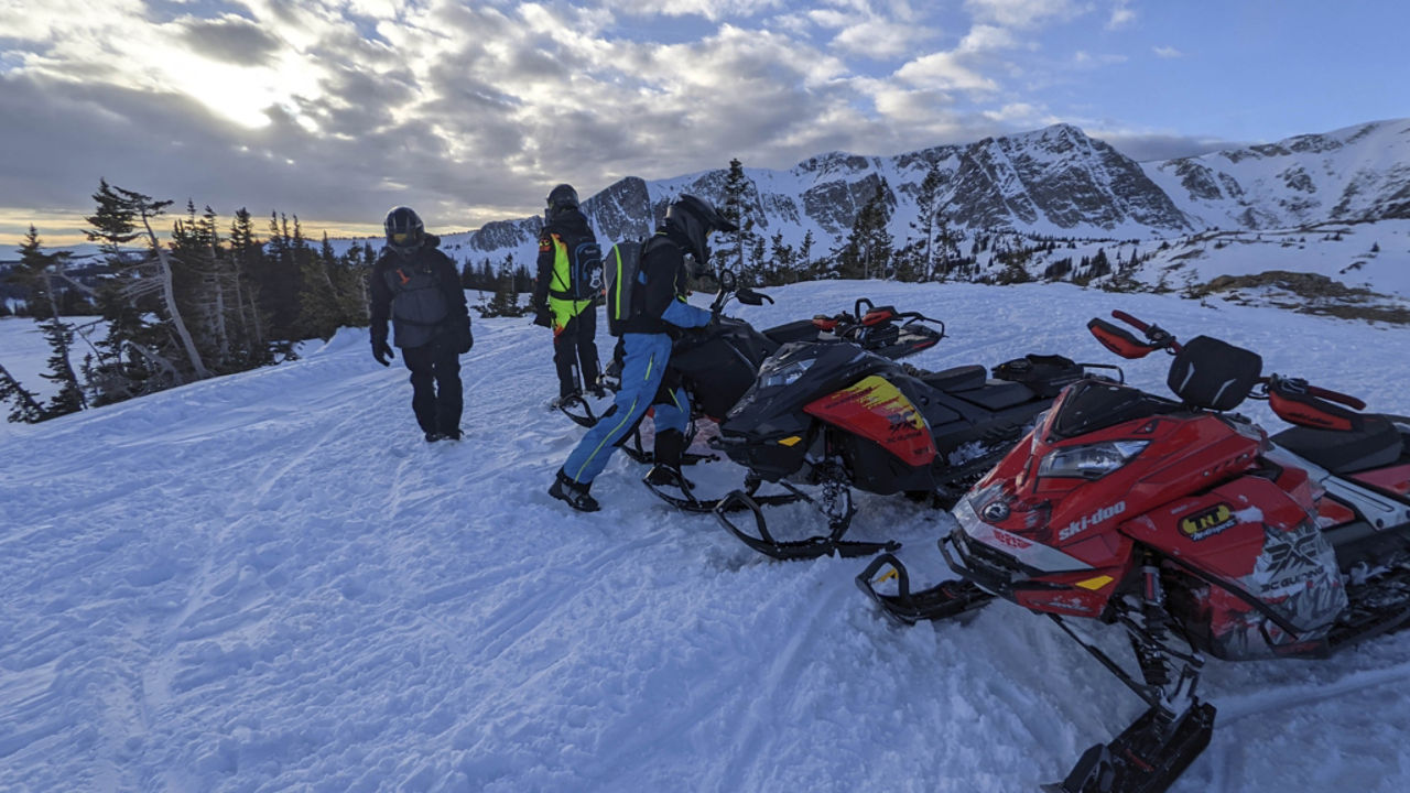 groupe de pilotes de Ski-Doo dans les montagnes