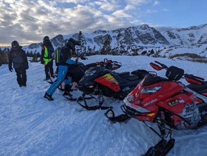 groupe de pilotes de Ski-Doo dans les montagnes