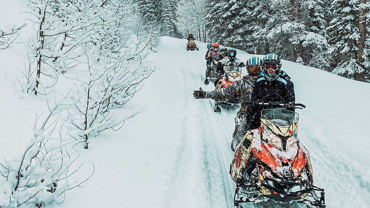 Traces d’une motoneige Ski-Doo dans la neige