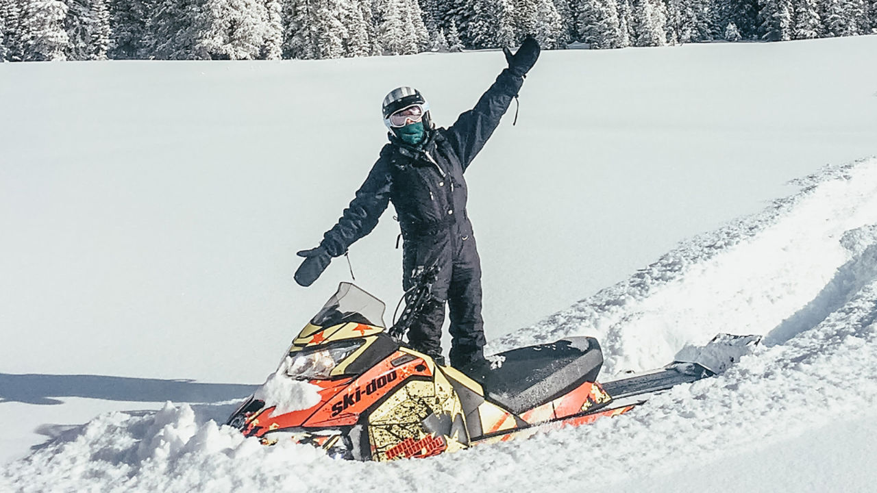 Ski-Doo alignés dans la neige