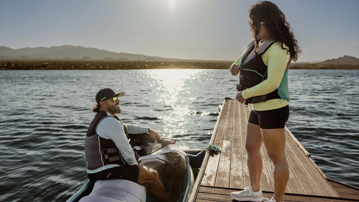 Femme fermant son gilet de sauvetage Sea-Doo