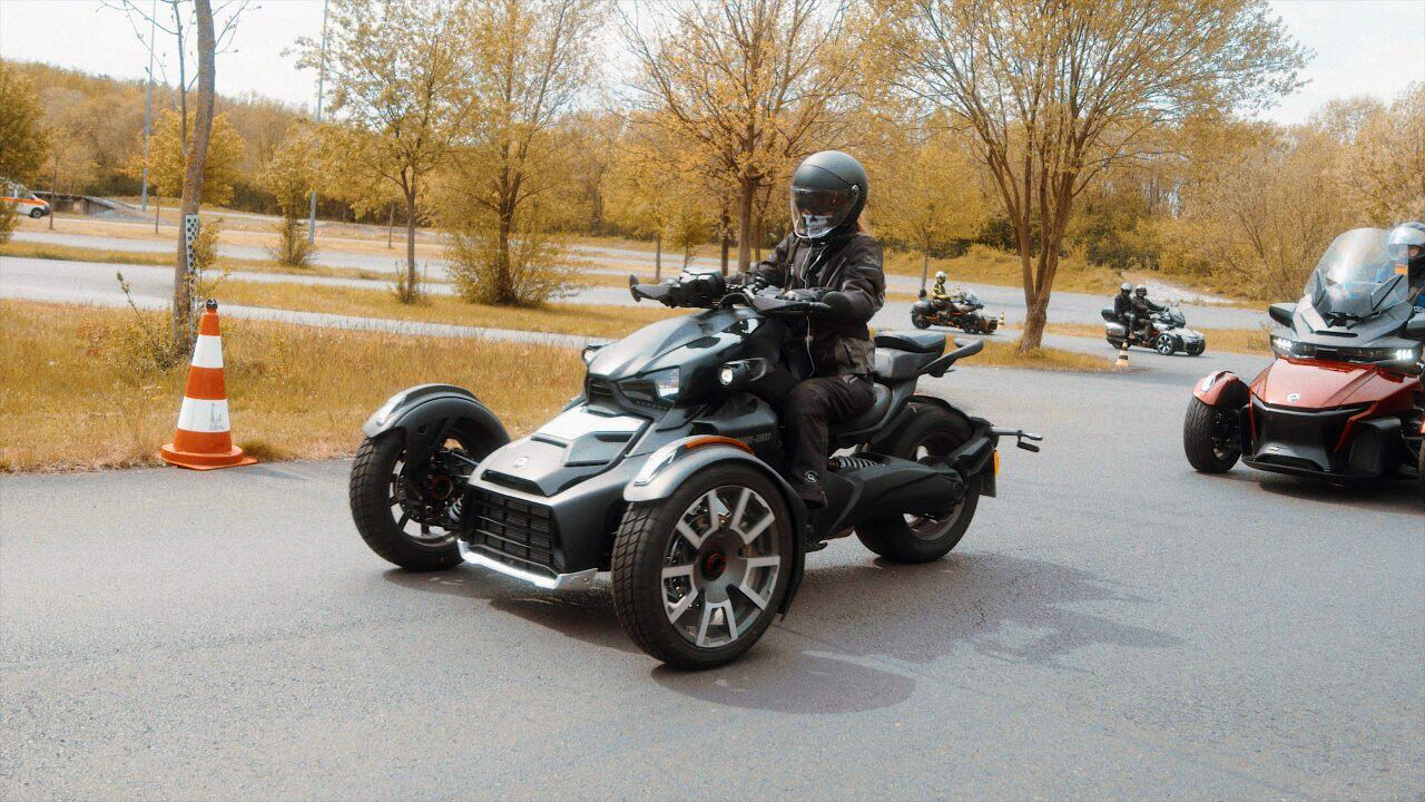Gruppe von Can-Am Ryker und Spyder bei einem ADAC Fahrsicherheitstraining