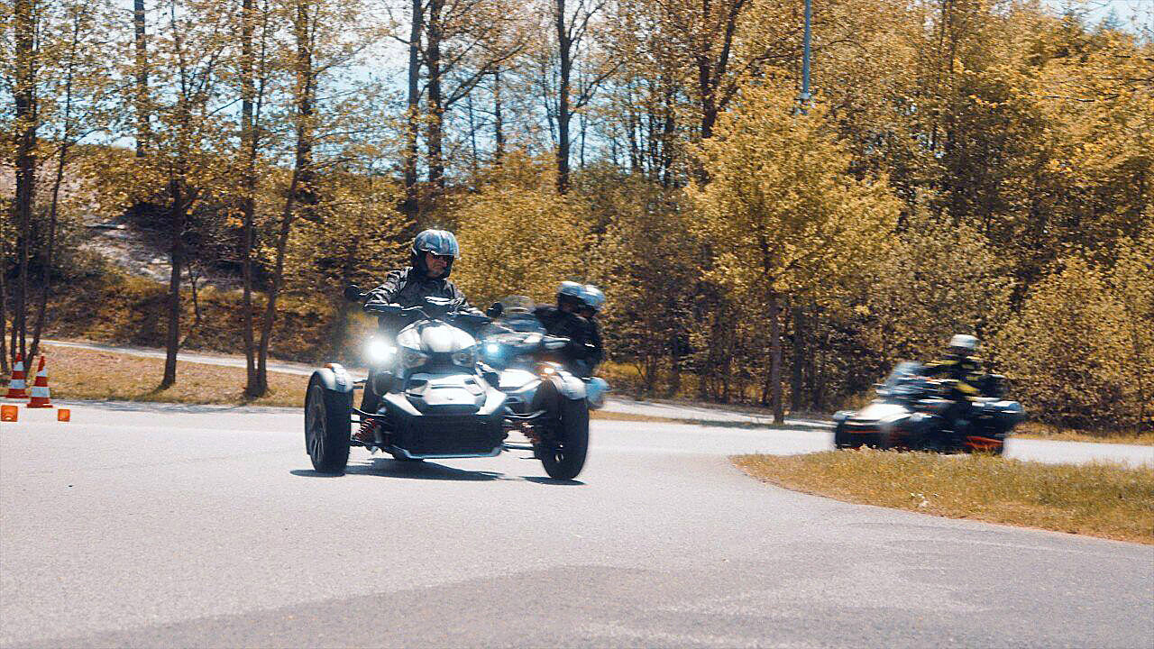 Gruppe von Can-Am Ryker und Spyder bei einem ADAC Fahrsicherheitstraining