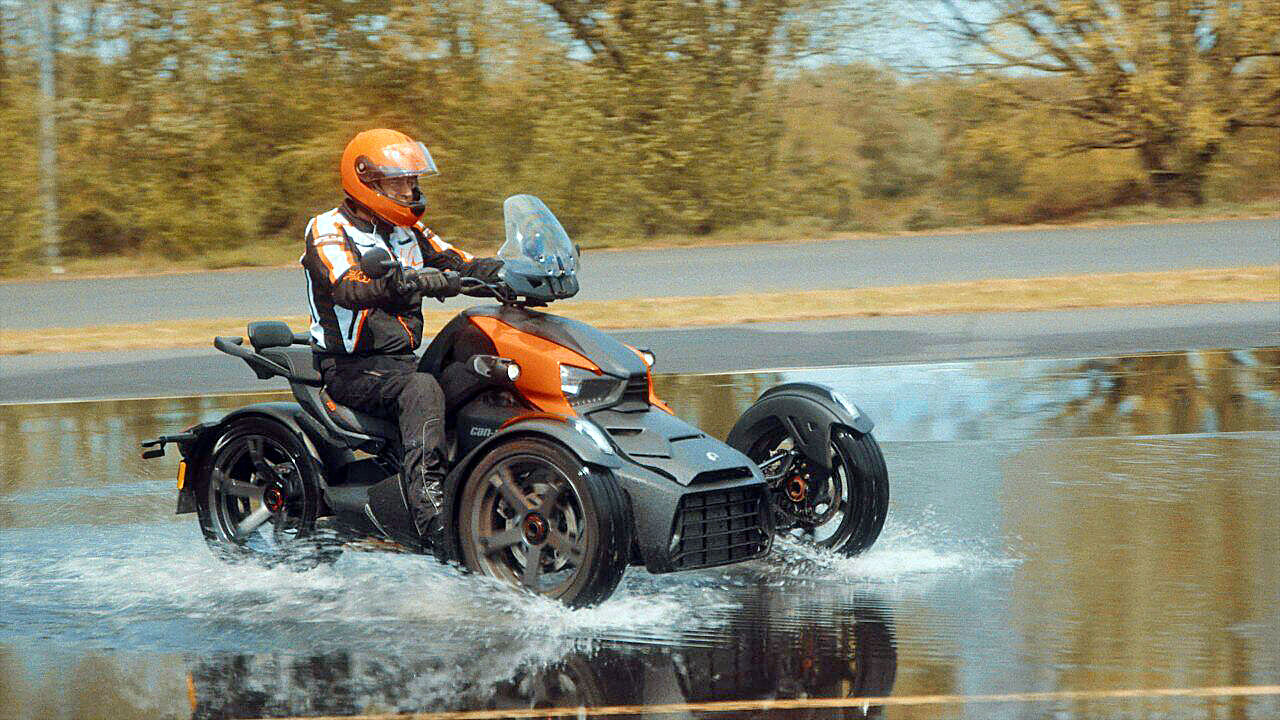 Gruppe von Can-Am Ryker und Spyder bei einem ADAC Fahrsicherheitstraining