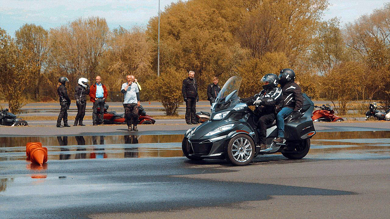 Gruppe von Can-Am Ryker und Spyder bei einem ADAC Fahrsicherheitstraining