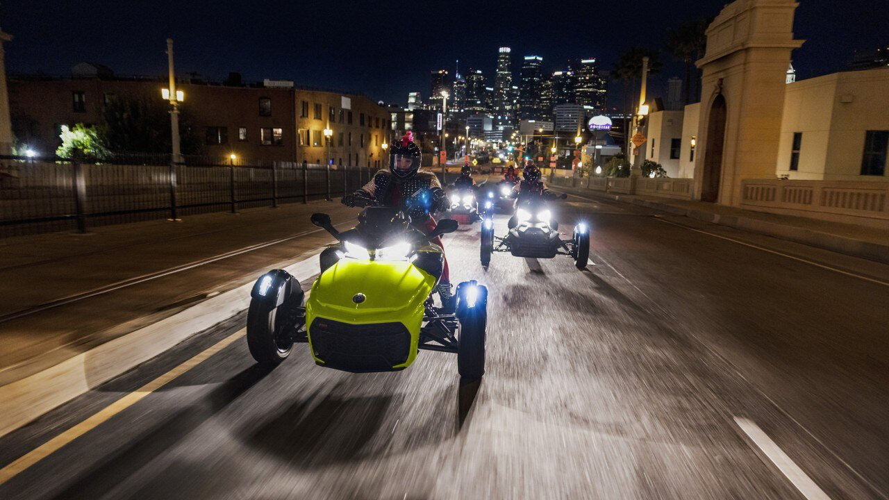 Groupe de conducteurs Can-Am de nuit avec Spyder F3-S Vert Manta