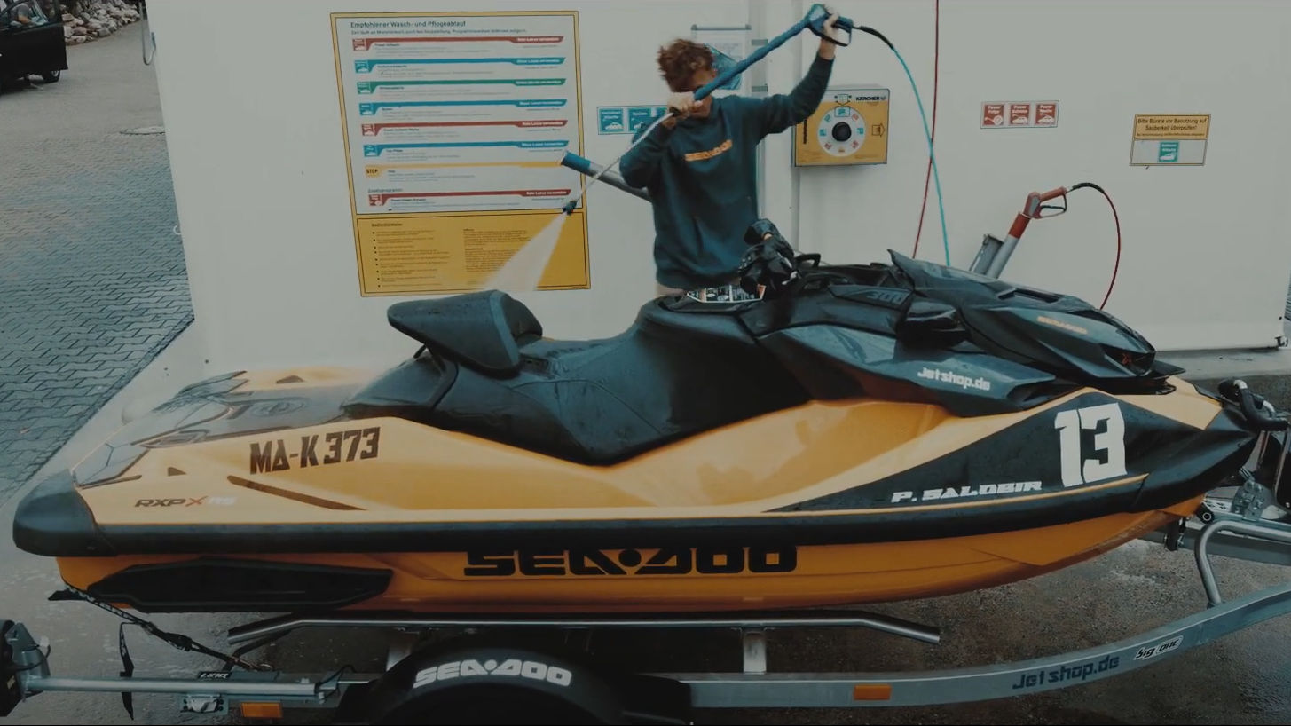 Mann reinigt einen Sea-Doo