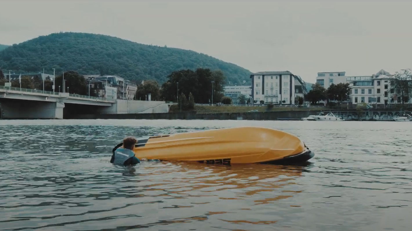 Mann saß auf einem Sea-Doo