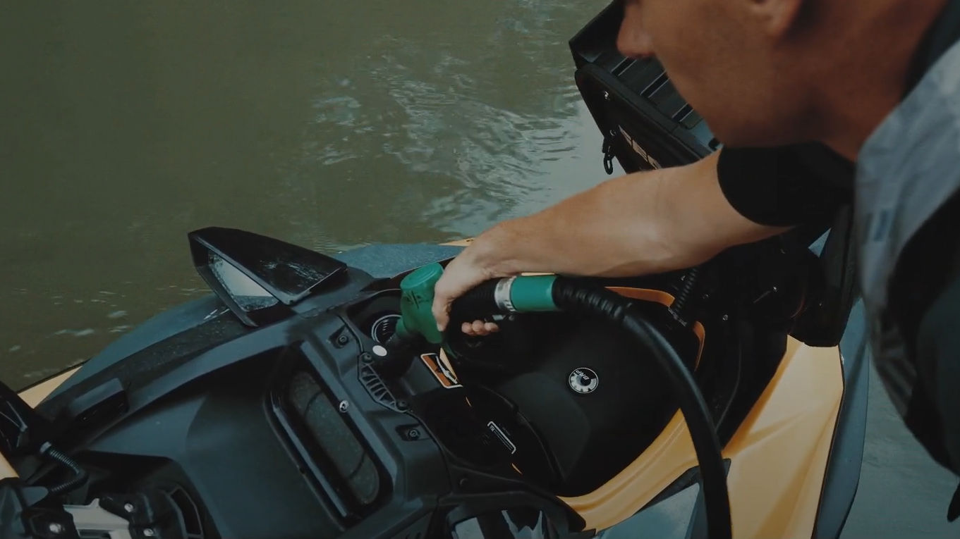 Mann beim Betanken eines Sea-Doo