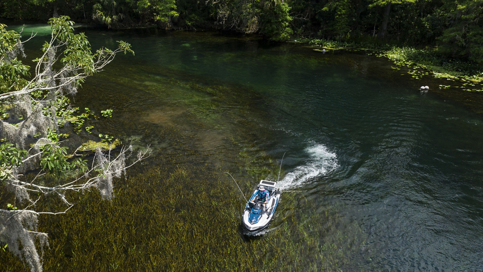 Mujer conduciendo una Sea-Doo FishPro en un río
