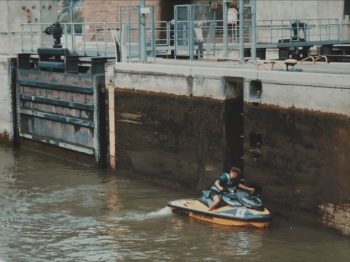 eine Person saß in einem sea-doo